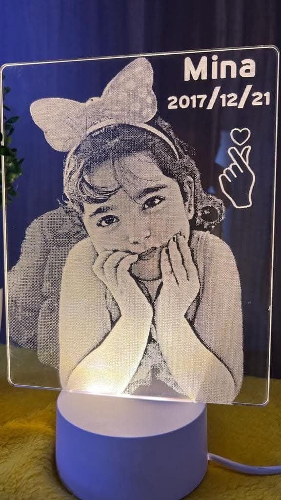 تابلۆی ڕووناکیی نەخشێنراو بەپێی داواکاری بۆ کۆمپانیاکان و کەسەکان. ئەکرەلیکی ڕوونی دژە شکان، وەک شووشە." — 7