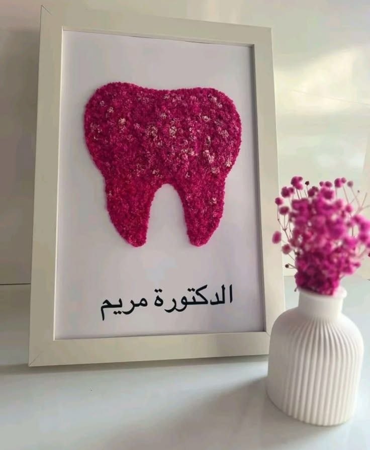 چوارچێوەی ناو بە گوڵ لەگەڵ نووسینی وتە (ئقتباس) و کۆدی QR  ناوه‌که‌ بە گوڵی سروشتیی وشکراوە دروست دەکرێت  کاردەستیی فاخیر و کوالێتیی بەرز — 5