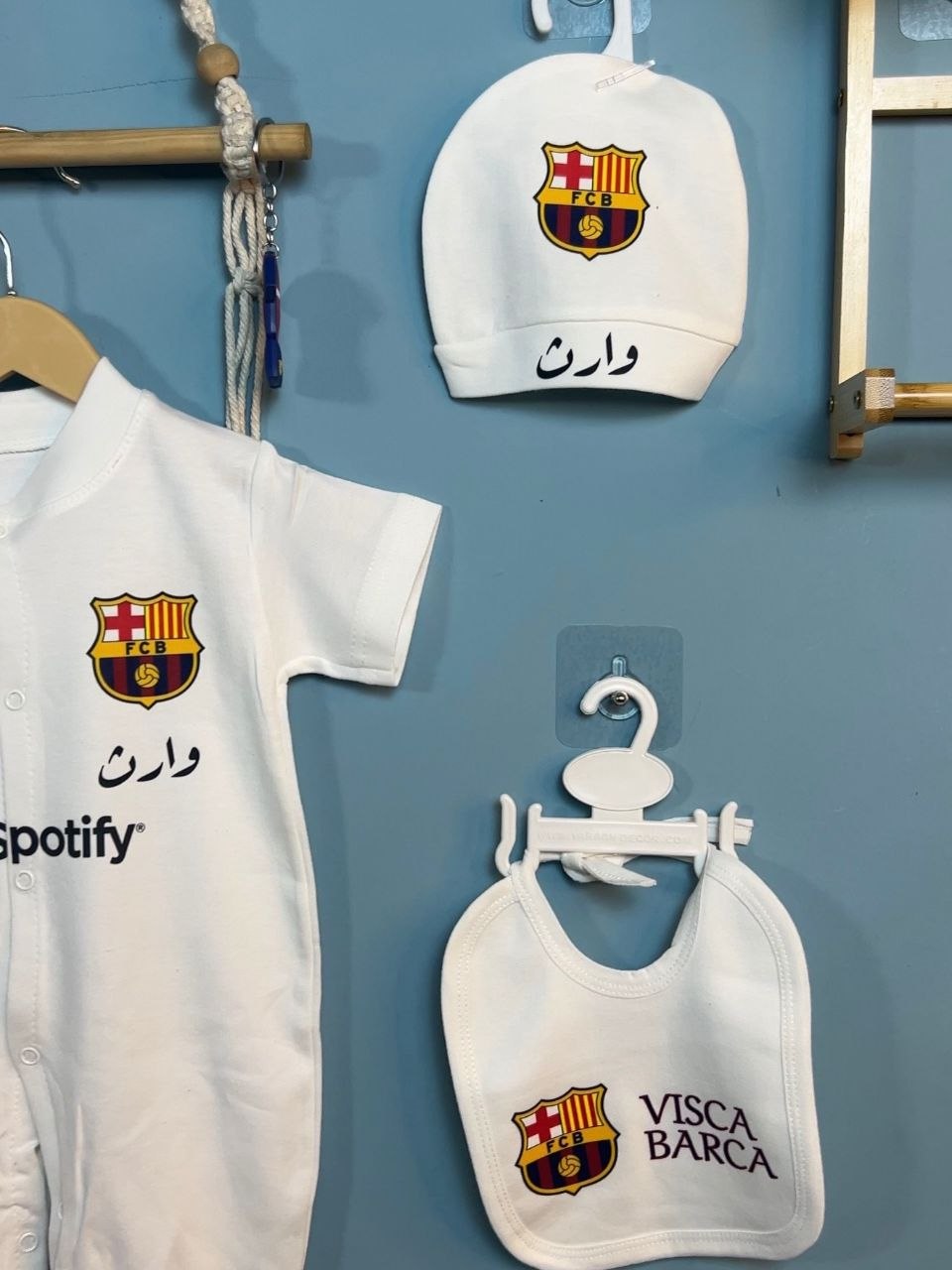 Kişiye Özel Baskılı Bebek Tulum, Bere ve Önlük Seti — 4
