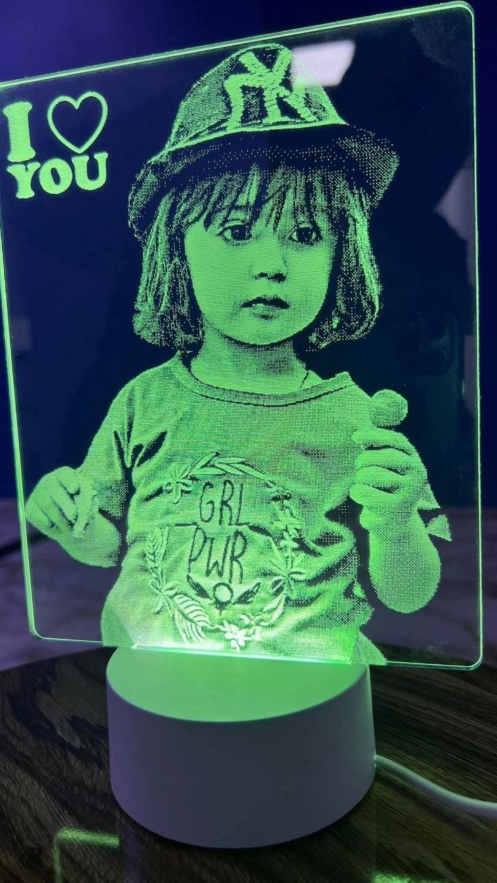 تابلۆی ڕووناکیی نەخشێنراو بەپێی داواکاری بۆ کۆمپانیاکان و کەسەکان. ئەکرەلیکی ڕوونی دژە شکان، وەک شووشە." — 2