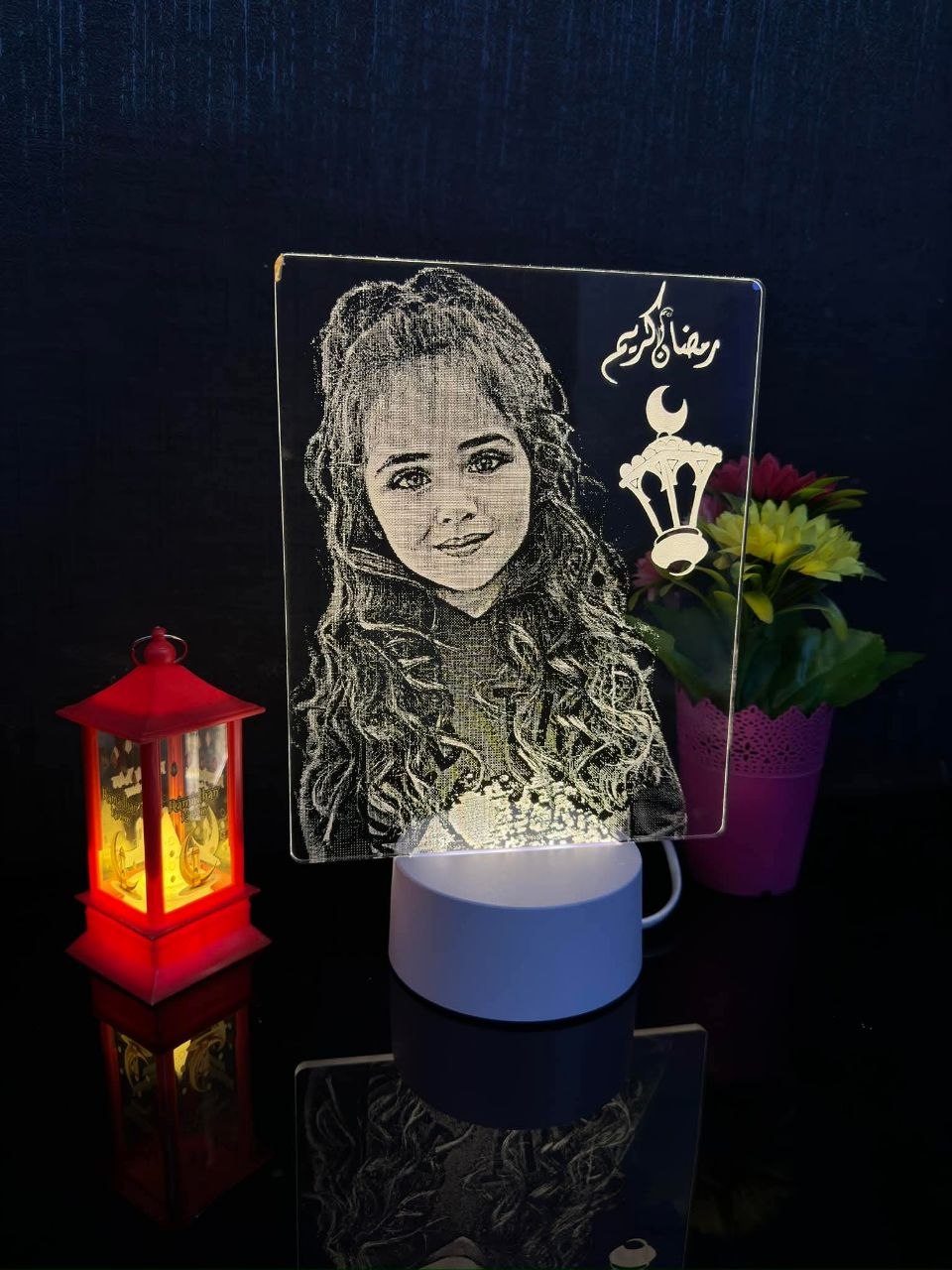 تابلۆی ڕووناکیی نەخشێنراو بەپێی داواکاری بۆ کۆمپانیاکان و کەسەکان. ئەکرەلیکی ڕوونی دژە شکان، وەک شووشە." — 1