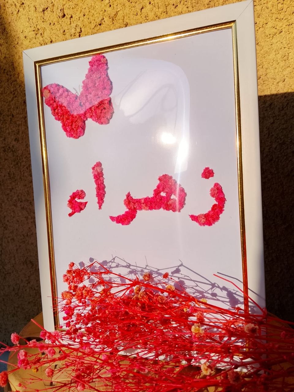 چوارچێوەی ناو بە گوڵ لەگەڵ نووسینی وتە (ئقتباس) و کۆدی QR  ناوه‌که‌ بە گوڵی سروشتیی وشکراوە دروست دەکرێت  کاردەستیی فاخیر و کوالێتیی بەرز — 1