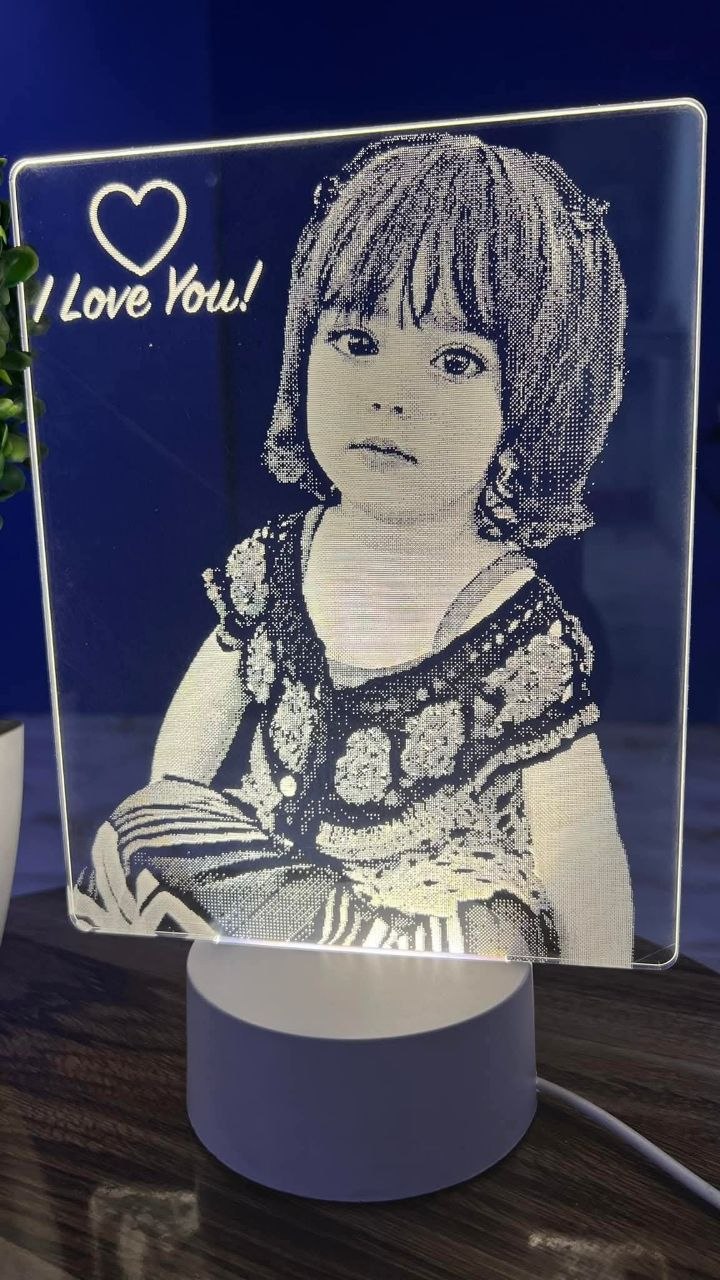 تابلۆی ڕووناکیی نەخشێنراو بەپێی داواکاری بۆ کۆمپانیاکان و کەسەکان. ئەکرەلیکی ڕوونی دژە شکان، وەک شووشە." — 6